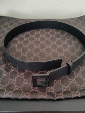 Gucci Black Leather Women's Belt with Dark Metal G Buckle